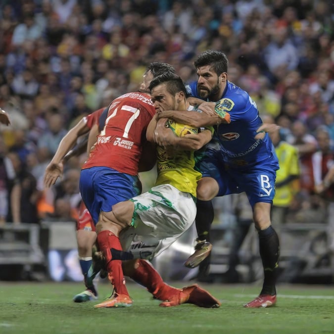 ¡Explosión en Defensa y Justicia! El DT Soso estalla contra el árbitro Merlos: ¿Insultos y falta de respeto?