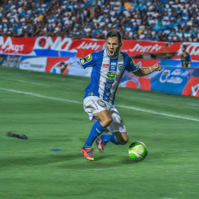 ¡Furia en el Cooling Break! Colidio golpea la cámara en pleno partido